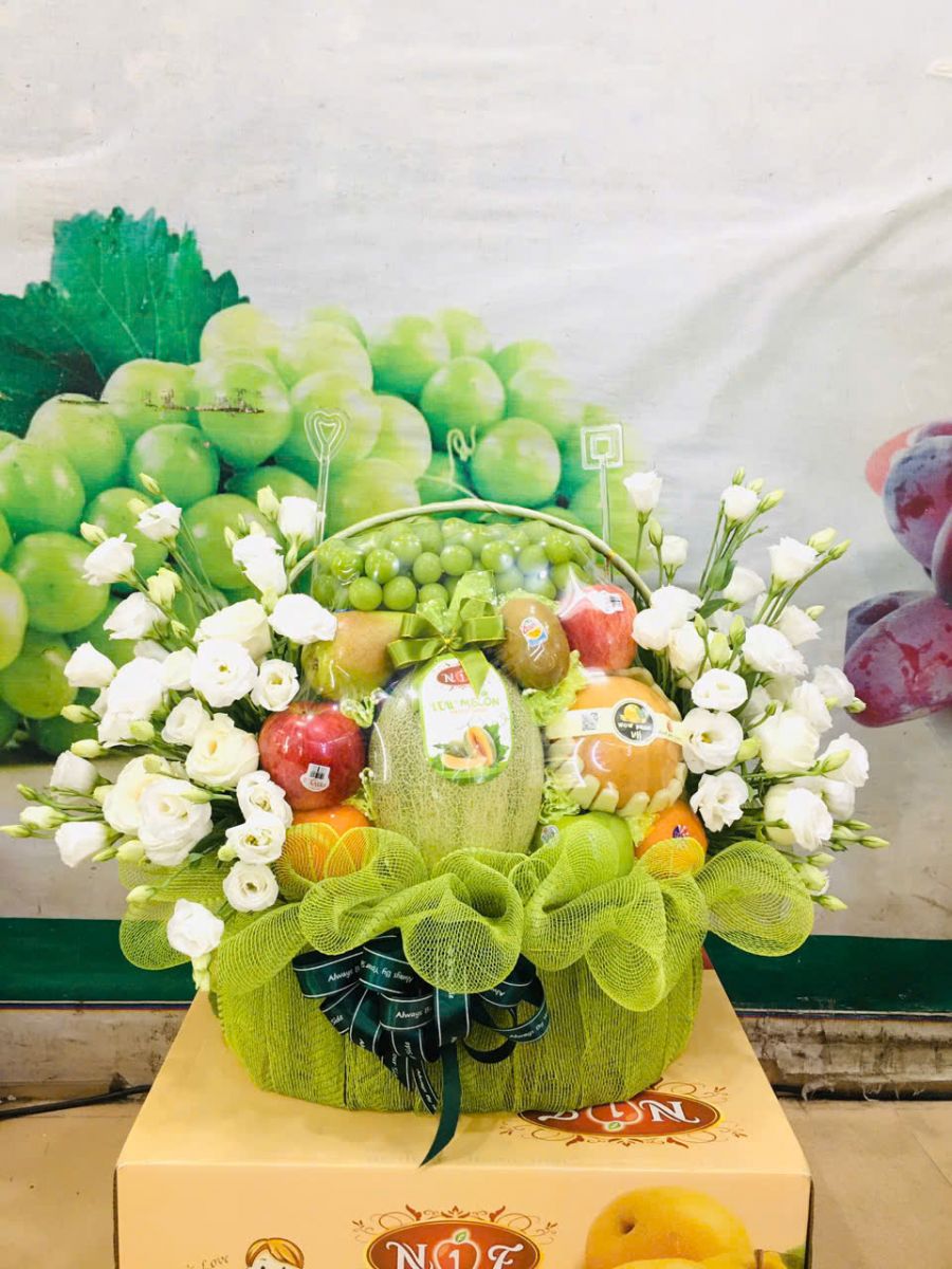 giỏ trái cây và hoa tươi