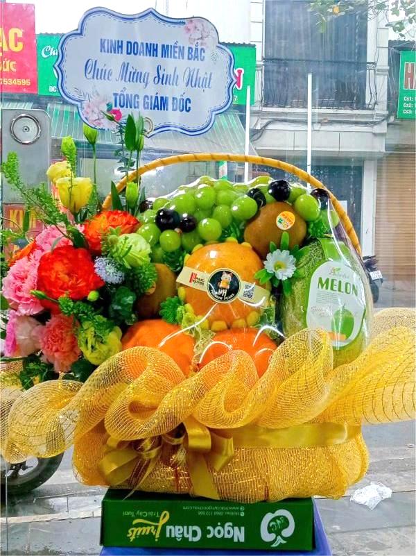 Giỏ trái cây kèm hoa
