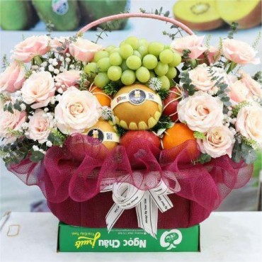 Giỏ trái cây và hoa tươi