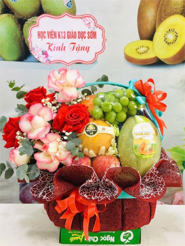 giỏ trái cây và hoa tươi