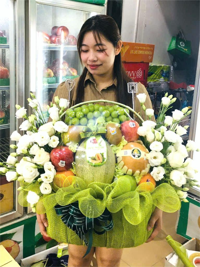 Giỏ trái cây kèm hoa
