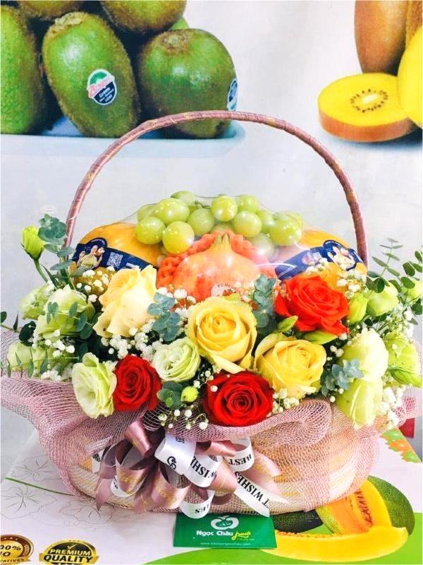 Giỏ trái cây kèm hoa