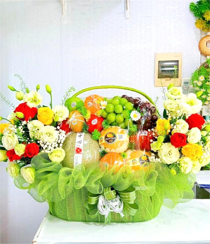 giỏ trái cây và hoa tươi